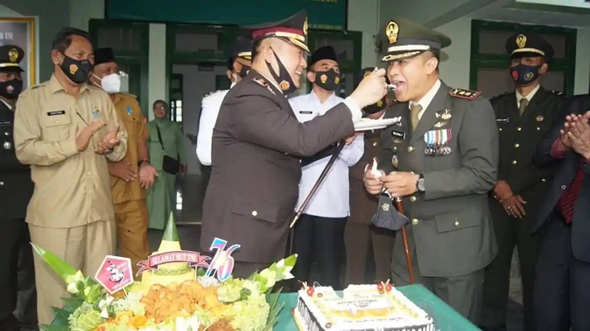 HUT Ke-76 TNI, Polres Bener Meriah Beri Kejutan Kue Tar ke Dandim
