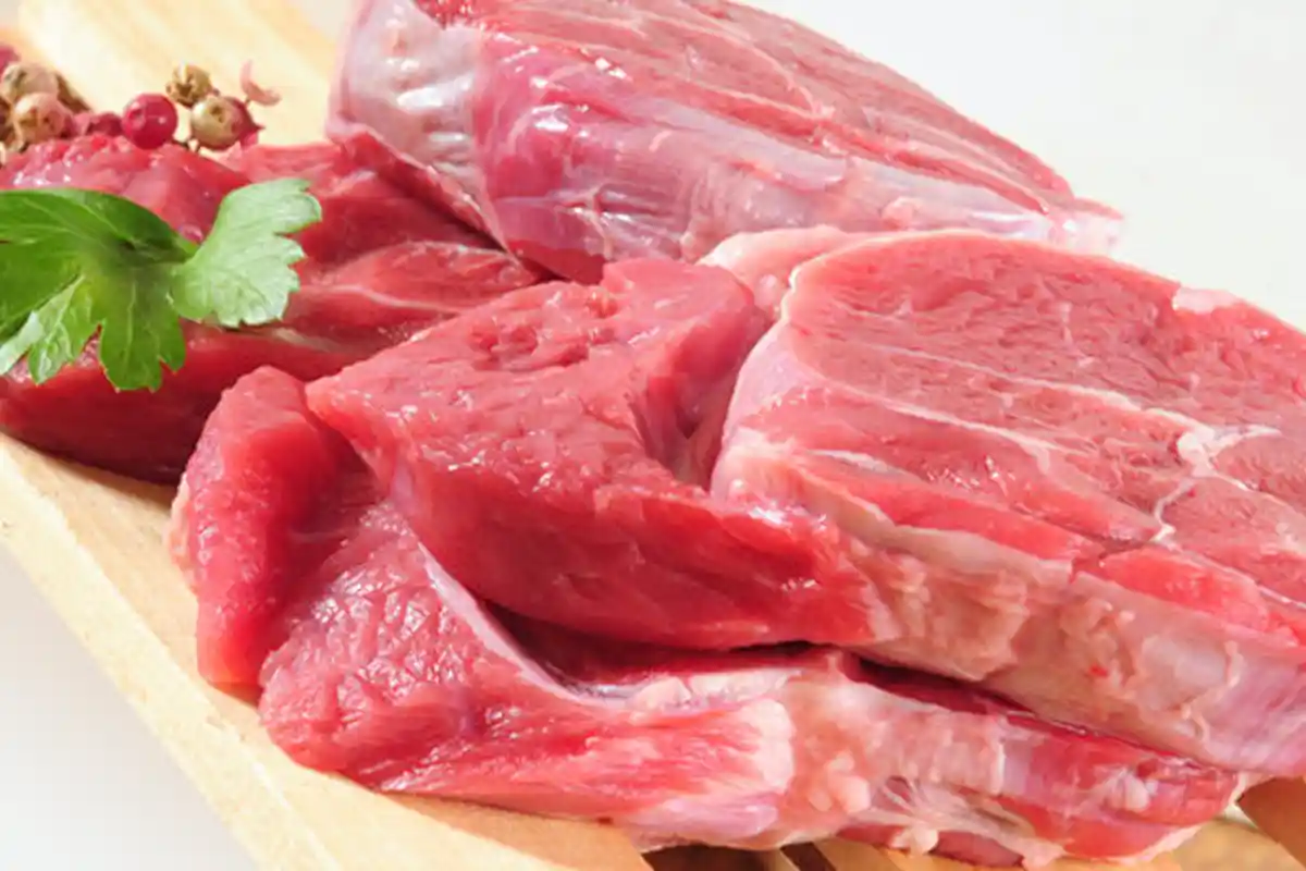 4 Kesalahan Saat Mencairkan Daging Beku, Mencuci dengan Air Panas Paling Sering Dilakukan