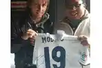 real-madrid-luka-modric-memberikan-jersey-kepada-pemain-arema-fc-adam-alis_20170315_135306.jpg