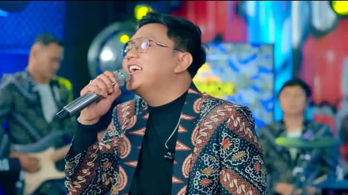 Chord Lagu Kawanen Saur dan Terjemahannya, Maghribe Jek Suwe