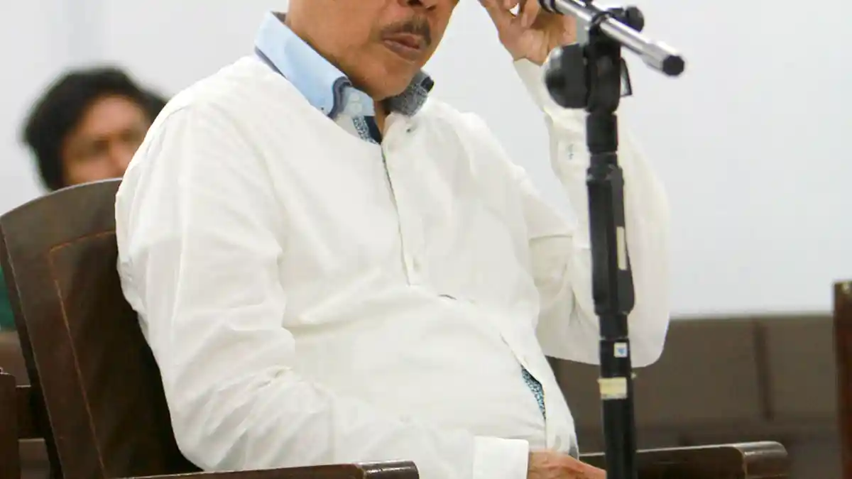 BREAKING NEWS: Buchari Sakit Batuk Ketika Hadiri Sidang Vonisnya