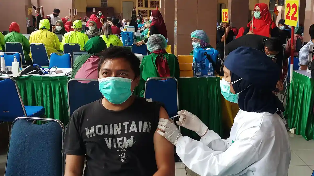 Vaksinasi Tak Batalkan Puasa, Umat Islam Wajib Ikut Vaksinasi