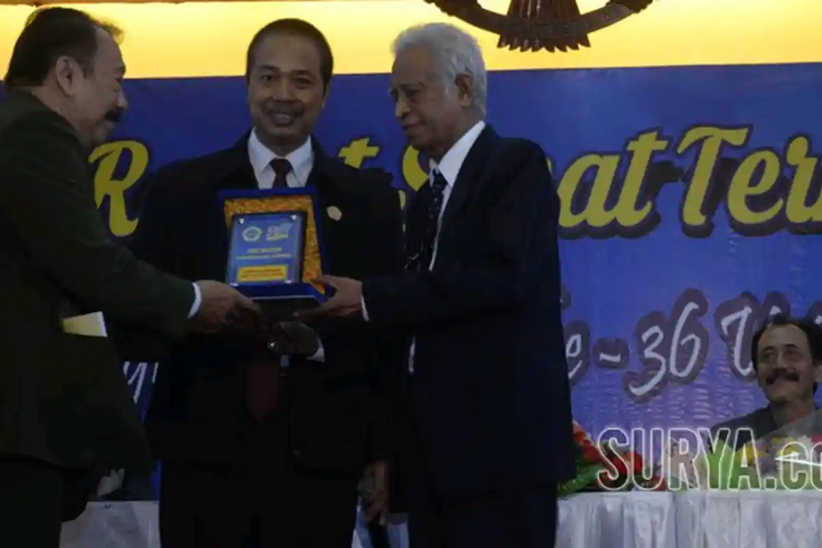 Prof Dr Sam Abede Pareno Raih Penghargaan Lifetime Achievement dari Unitomo