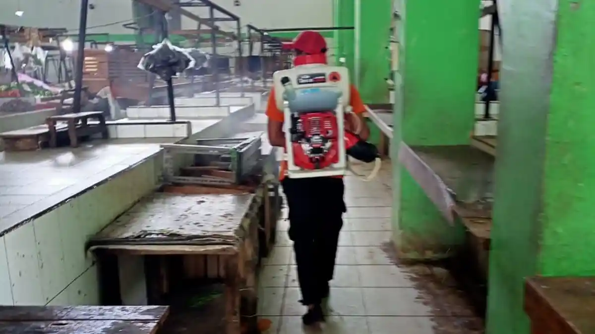 Cegah Transmisi Lokal, BPBD Belitung Timur Disinfeksi Pasar Lipat Kadjang Manggar