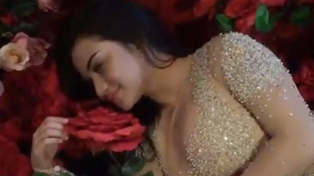 Pakai Gaun Menerawang, Lihat Pose-pose Seksi Ariel Tatum di Pemotretan Terbarunya