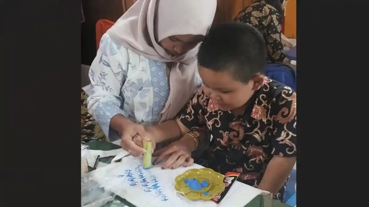 Keseruan Murid KB–TK Roudlotul Abidin Belajar Mengenal Batik Sejak Dini