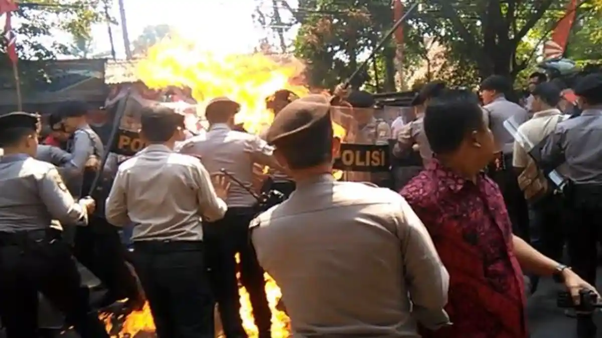Sidang Perdana Kasus Polisi Terbakar Saat Amankan Demo, Keluarga Terdakwa Histeris dan Pingsan Saat