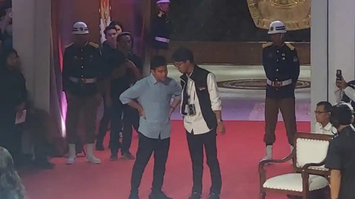 Momen Perbincangan Hangat Gibran Rakabuming dengan Alam Ganjar Saat Jeda Debat Capres