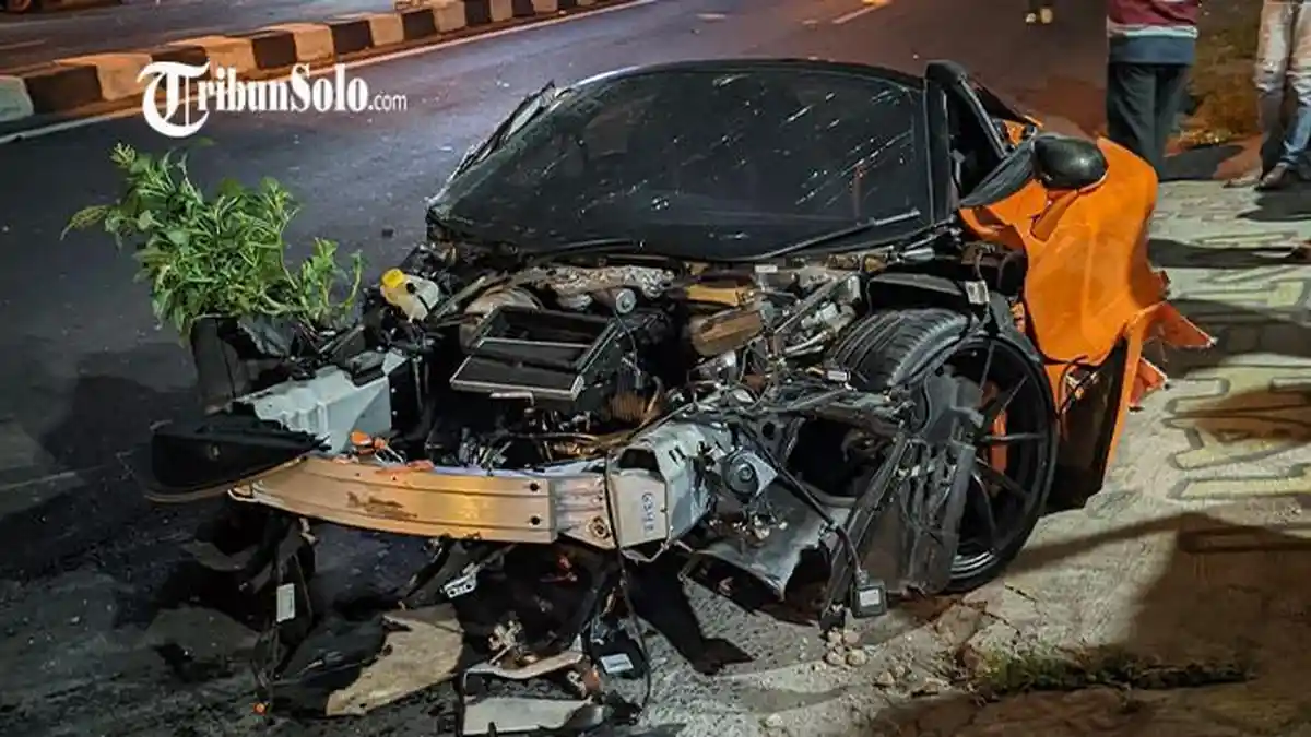 Kondisi Andra ST setelah Kecelakaan di Sukoharjo, Mobil McLaren Tabrak Pagar hingga Terbelah Dua - Tribunnews.com