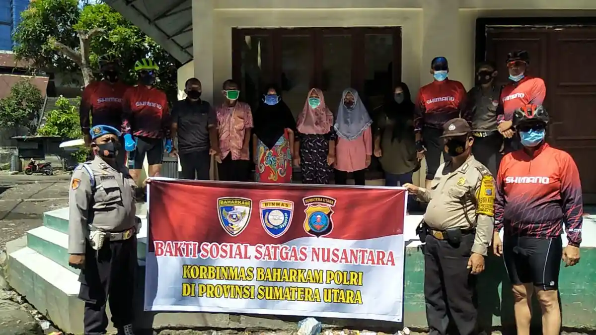 Berbagi di Masa Pandemi, Polsek Medan Timur Serahkan Bansos Bagi Warga Terdampak