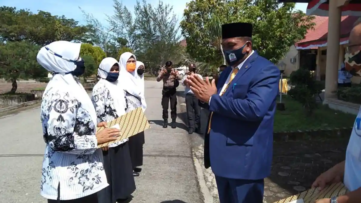 Penyerahan SK Kenaikan Pangkat Guru Warnai Peringatan Hari Pendidikan Aceh ke-61