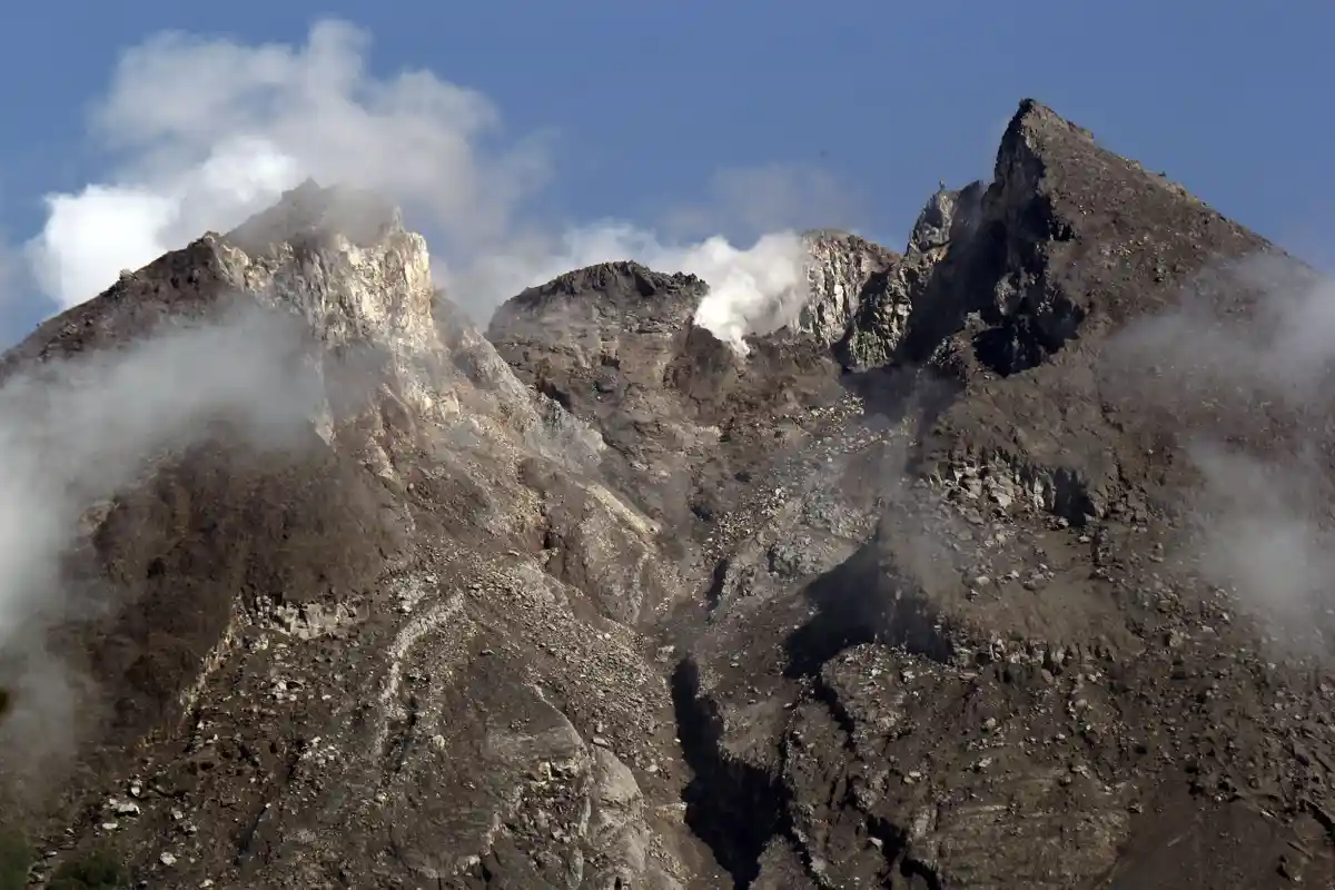 Enam Jam Terdeteksi 10 Kali Guguran di Puncak Merapi