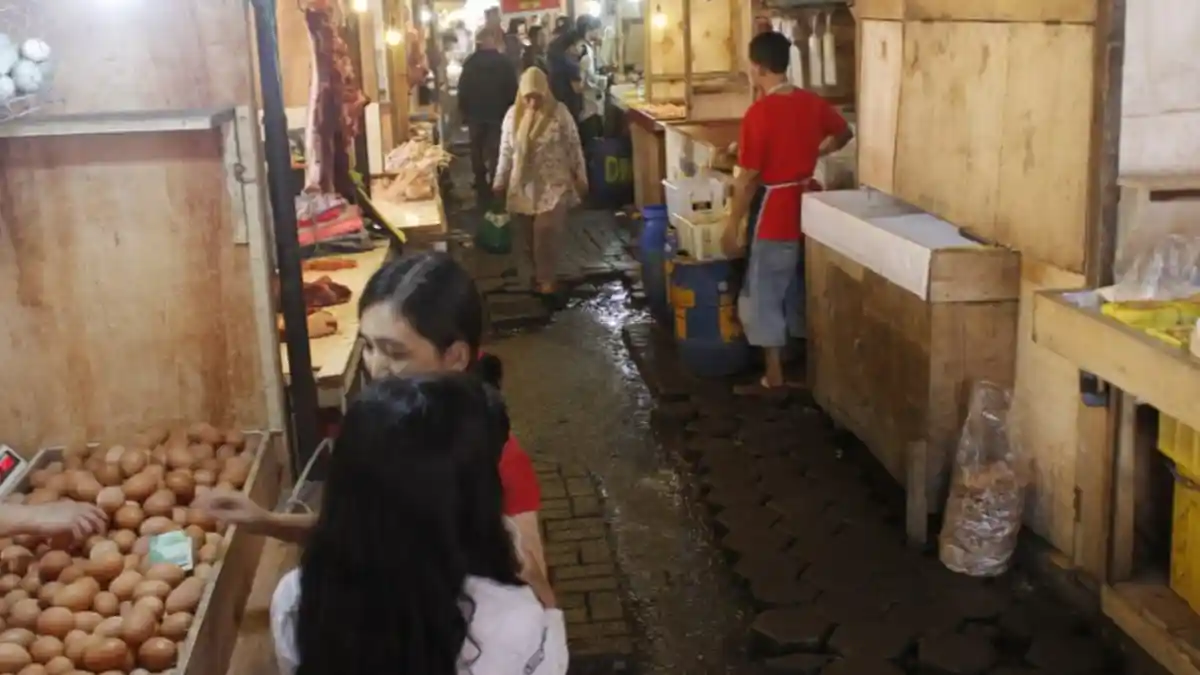 Pedagang Mengeluh Pasar Becek dan Listrik Sering Mati kepada Pengelola Pasar Atas Baru Cimahi