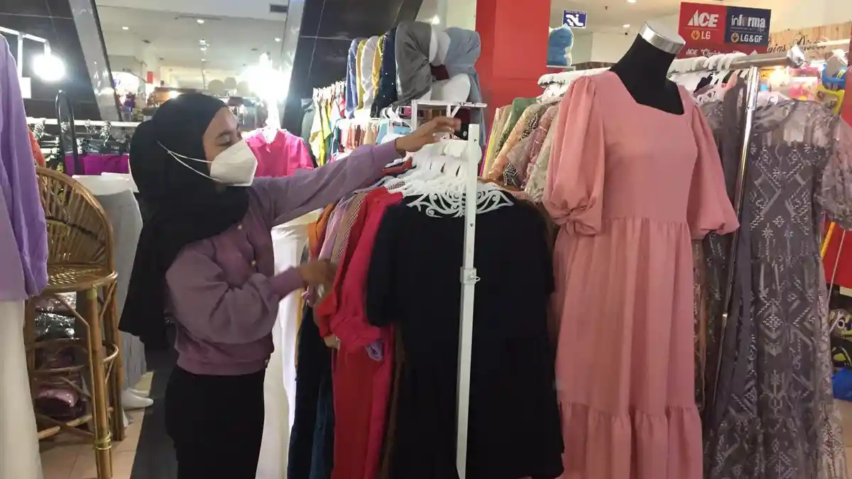 Jelang Natal, Jenis Dagangan Baju hingga Sepatu di Ambon Laris Manis