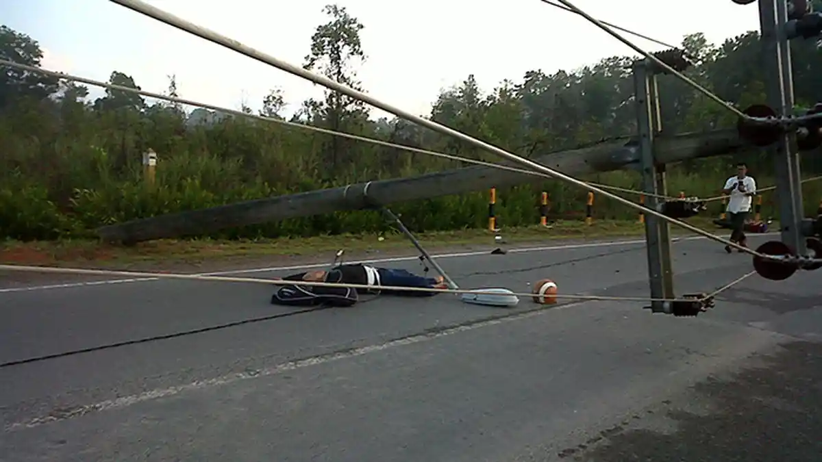 Polisi Periksa Pihak PLN Terkait Tiang Listrik Tumbang Tewaskan Pengendara Motor