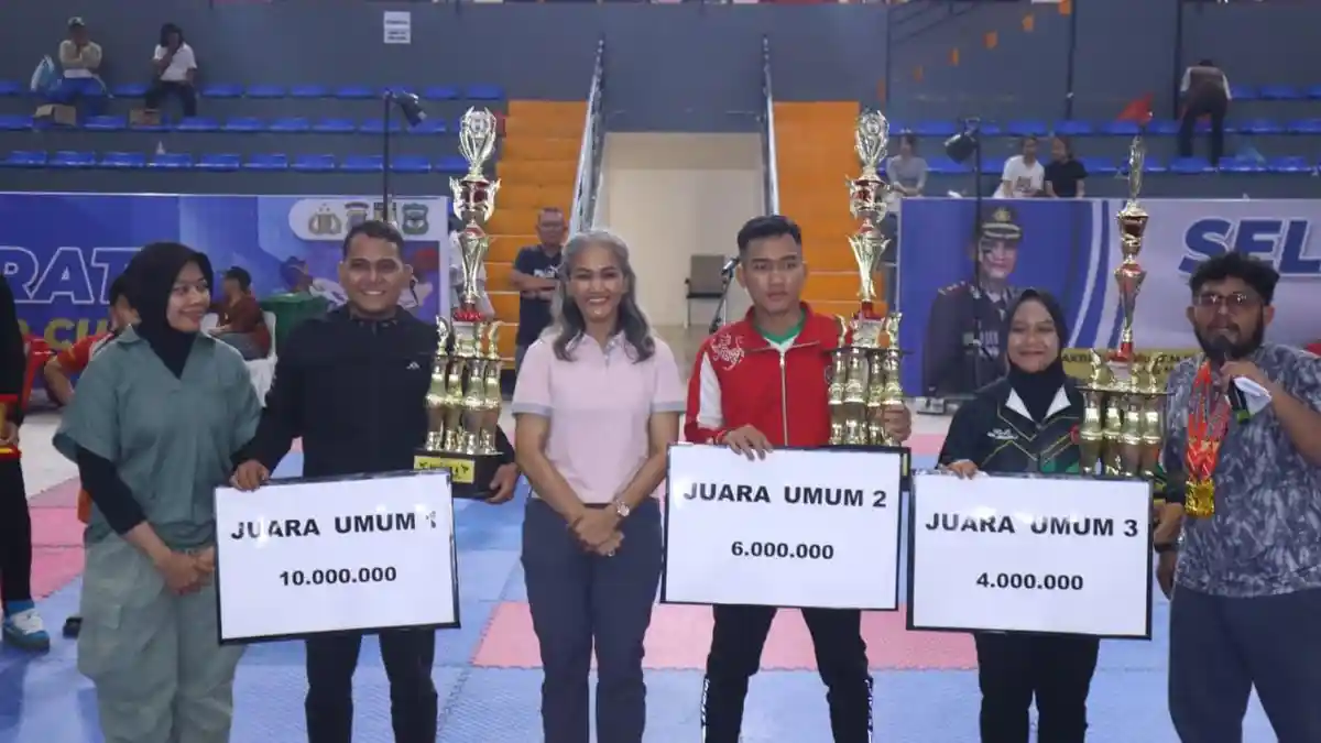 AKBP Sah Udur Sitinjak Serahkan Hadiah Kejuaraan Karate Kapolres Pematangsiantar Cup 2025