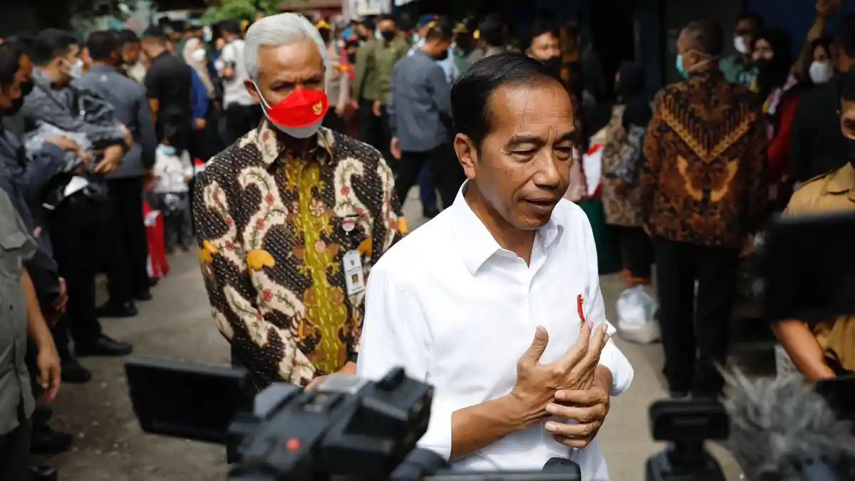 Ganjar Dampingi Jokowi Cek Harga Bahan Pokok di Pasar Colomadu: Ada yang Naik, Lainnya Turun