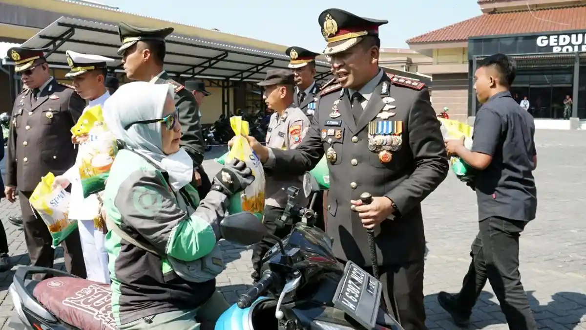 Polresta Sidoarjo Bagikan Tiga Ton Beras pada HUT Bhayangkara ke-80 - Surya.co.id
