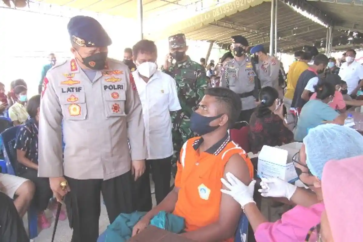Kapolda NTT, Irjen Pol Lotharia Latif Pantau Kegiatan Vaksin Di  Polres Sumba Barat Daya