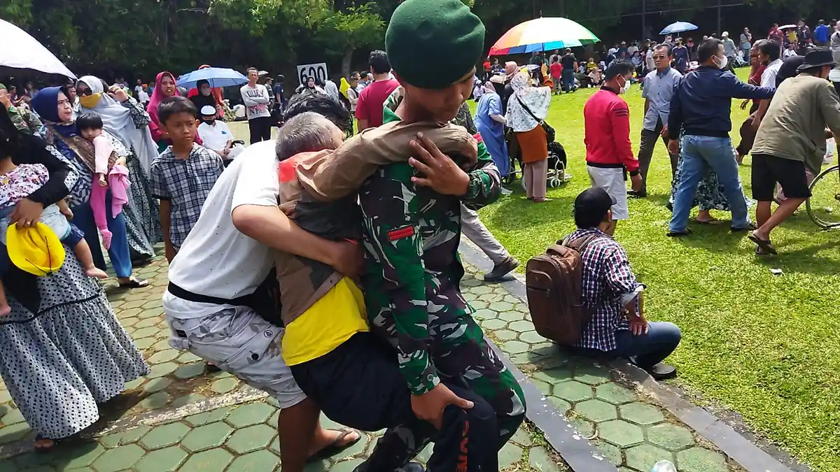 Kisah Heroik Pratu Ari Irawan, Gendong Lansia di Pengobatan Ida Dayak Depok