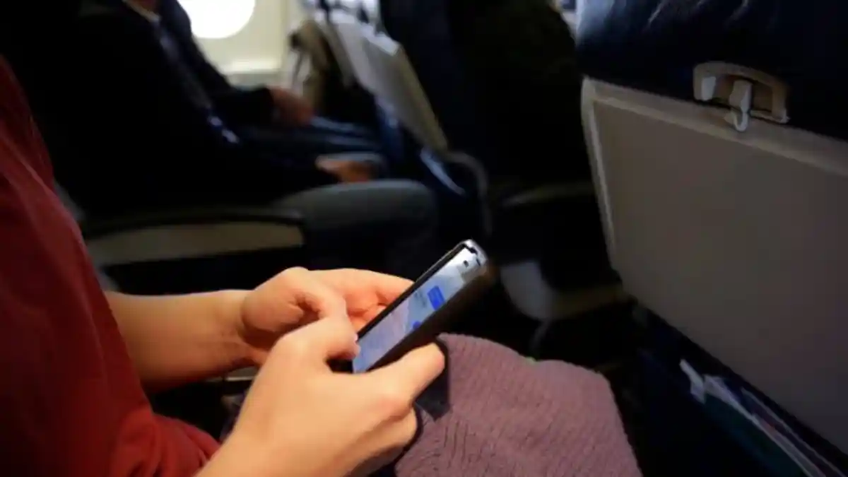 Sering Main Gadget di Tempat Gelap? Awas, Ini Efeknya bagi Tubuh