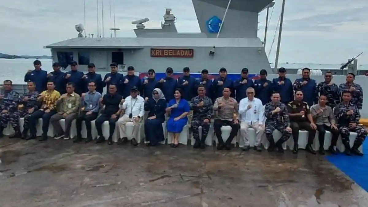 TNI AL Kerahkan KRI Beladau-643 Dukung BI Antar Rupiah Layak Edar ke Wilayah 3T di Kepri - Tribunbatam.id