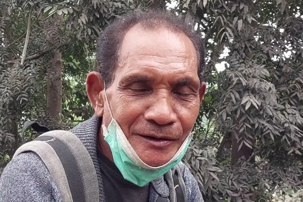 Kisah Kakek Pengungsi Gunung Lewotobi Nekat Pulang Kampung Demi Sesuap Nasi