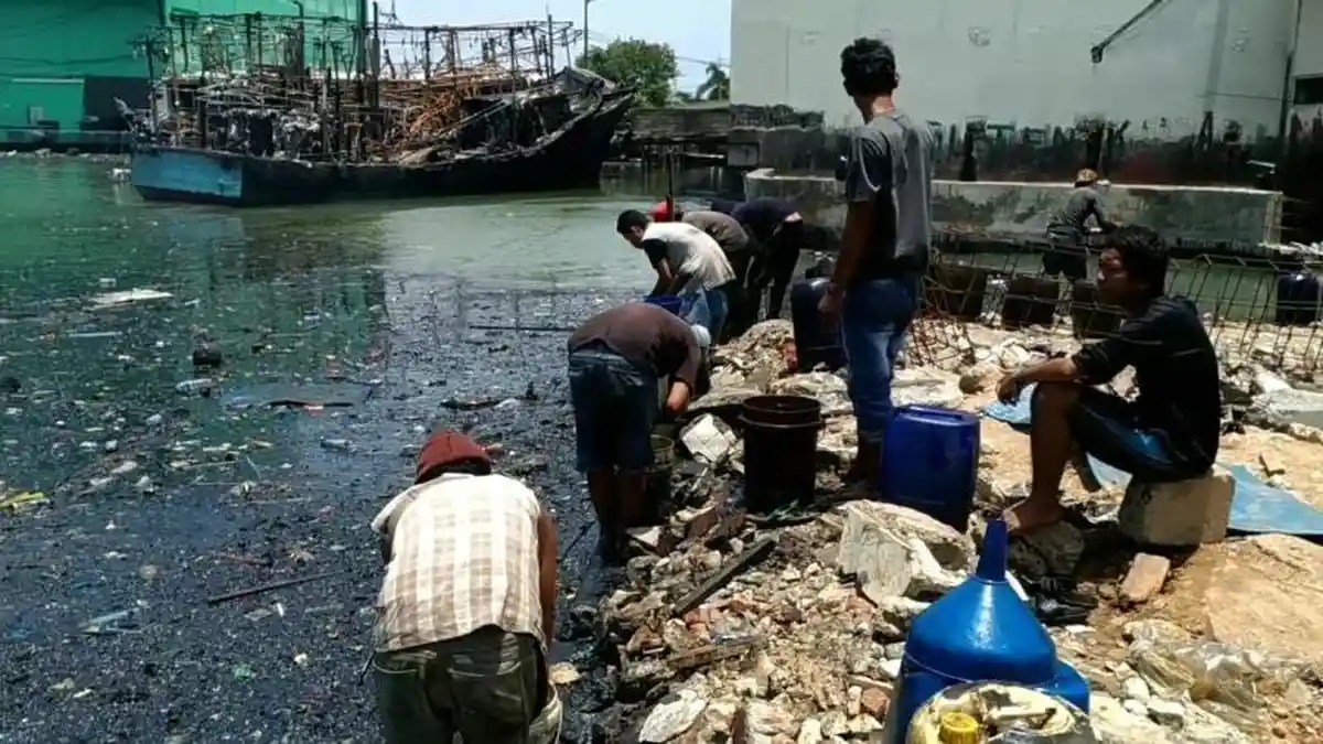Tumpahan Solar Kapal Terbakar Dimanfaatkan Warga Untuk Didaur Ulang