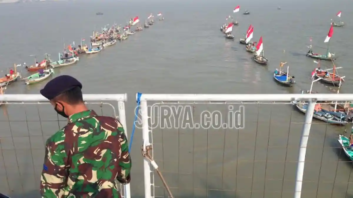 TNI AL Bagikan 2.600 Paket Sembako untuk Nelayan Suramadu di Atas KRI ...