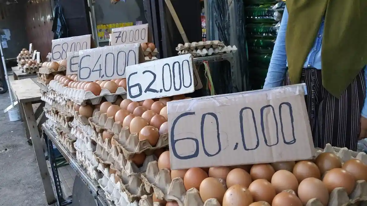 Tak Hanya Beras, Harga Telur Ayam di Pasar Karya Nugraha Kota Baubau ...