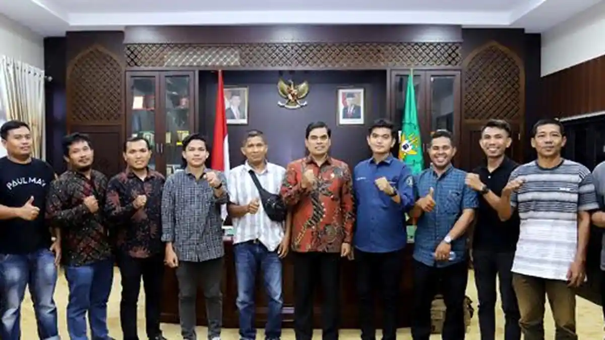 Tepati Janji, Rektor UIN Ar-Raniry Ganti Rugi Papan Bunga Insiden Unjuk Rasa BBM di DPRA.