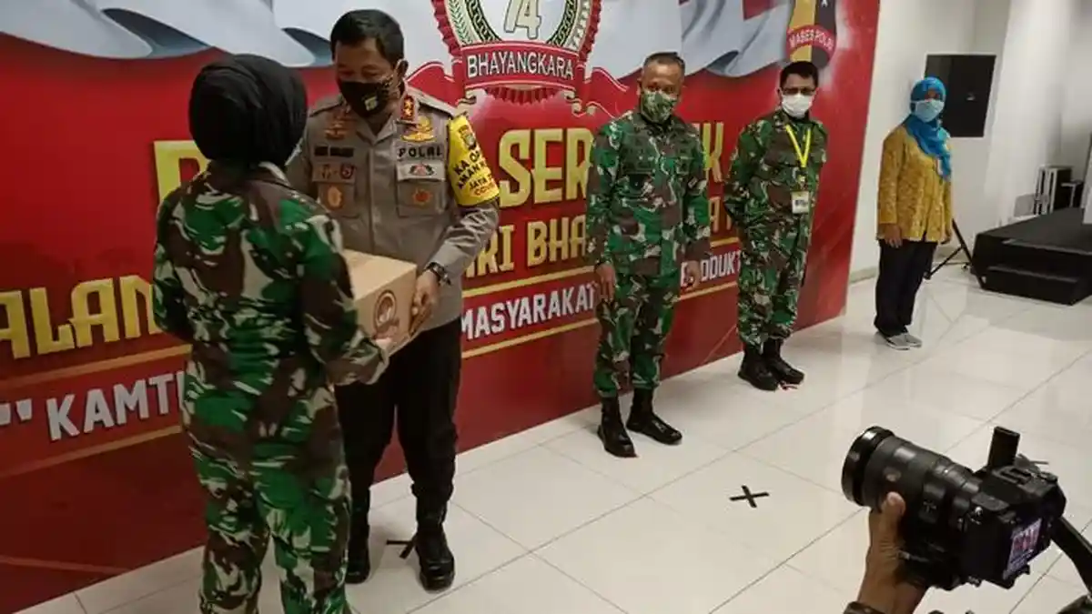 Kapolda Pimpin Pemberian Ribuan Paket Sembako ke RSD Wisma Atlet