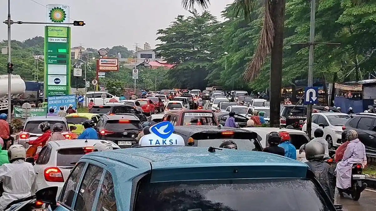 Depok Diguyur Hujan Lebat, Jalan Boulevard GDC Macet Parah pada Senin Pagi 
