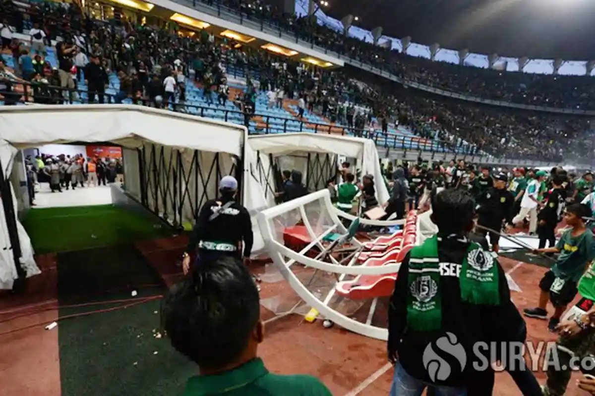 DAFTAR Fasilitas Stadion GBT yang Dirusak Bonek Ngamuk Setelah Persebaya Dikalahkan PSS Sleman