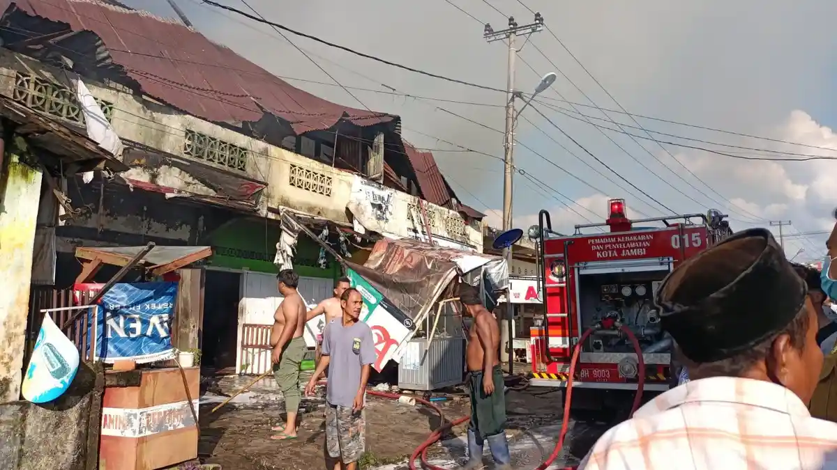 BREAKING NEWS Kebakaran Hebat Terjadi di Broni Kota Jambi