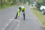 Polisi-saat-olah-TKP-dan-mengevakuasi-korban-kecelakaan-maut-di-Jalan-PUK-turut-Desa-Malo.jpg
