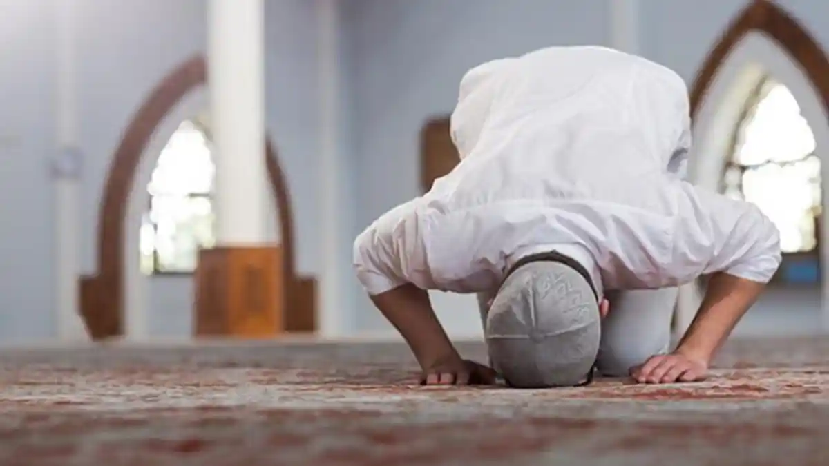 Waktu Mengqadha Sholat Maghrib di Waktu Isya, Begini Bacaan Niatnya
