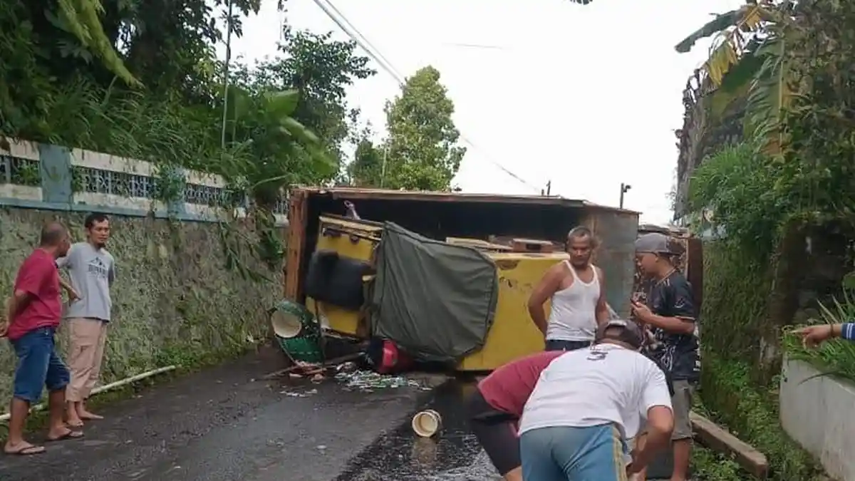 Kecelakaan Truk Pengangkut Setum Terguling Timpa Motor di Karanganyar, Polisi Ungkap Kondisi Korban