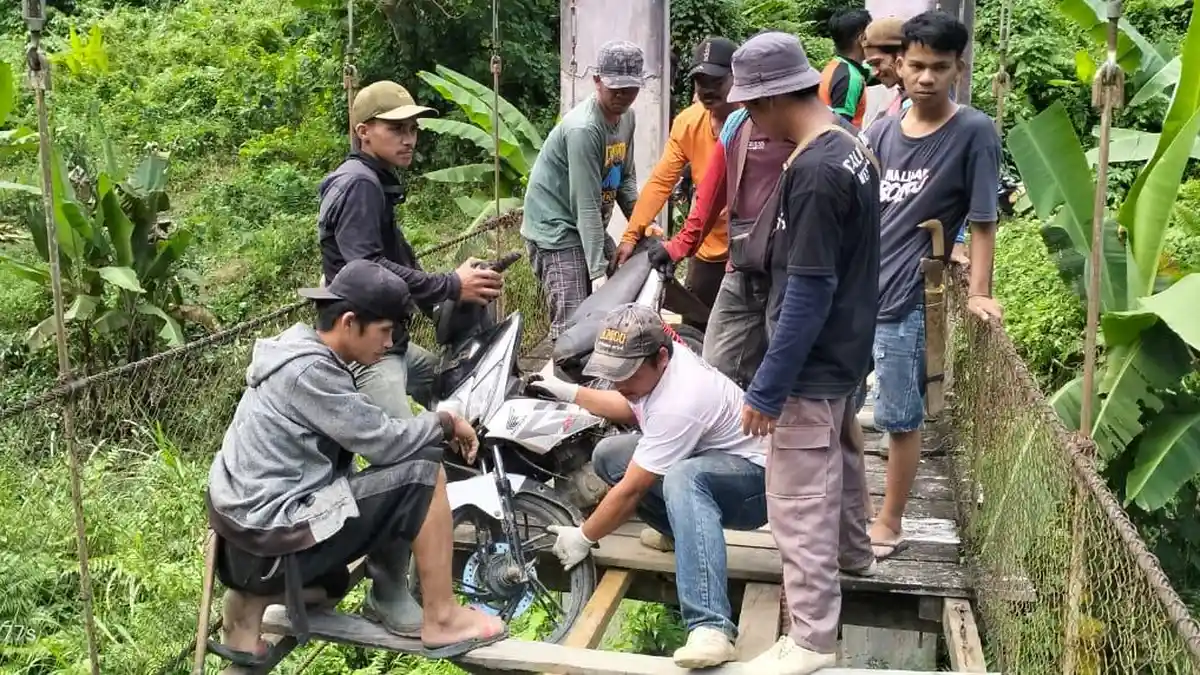 Pemotor Nyaris Jatuh di Jembatan Gantung Lenggo Polman, Warga Tagih Janji Perbaikan