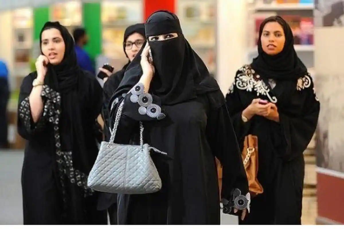 Ternyata Begini Penampakan Perempuan Arab Saudi Mandi Laut, Gaya Berpakaiannya Mirip di Indonesia