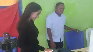 Pihak-Dinas-Dukcapil-Rote-Ndao-melakukan-perekaman-pemilih-pemula-di-SMAN-1-Lobalain.jpg