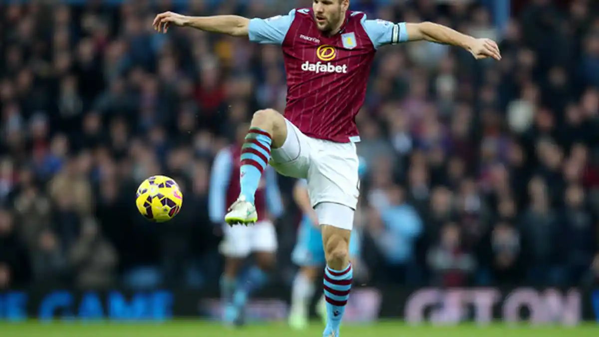 Ron Vlaar Bakal Diboyong Setan Merah