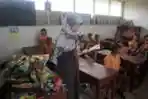 relawan-muda-lke-mengajar-murid-sd-korban-gunung-sinabung_20150427_123446.jpg