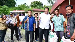 Bupati-Samosir-serahkan-bantuan-pupuk-kepda-kelompok-tani-di-Palipi-dan-Sitiotio-1.jpg