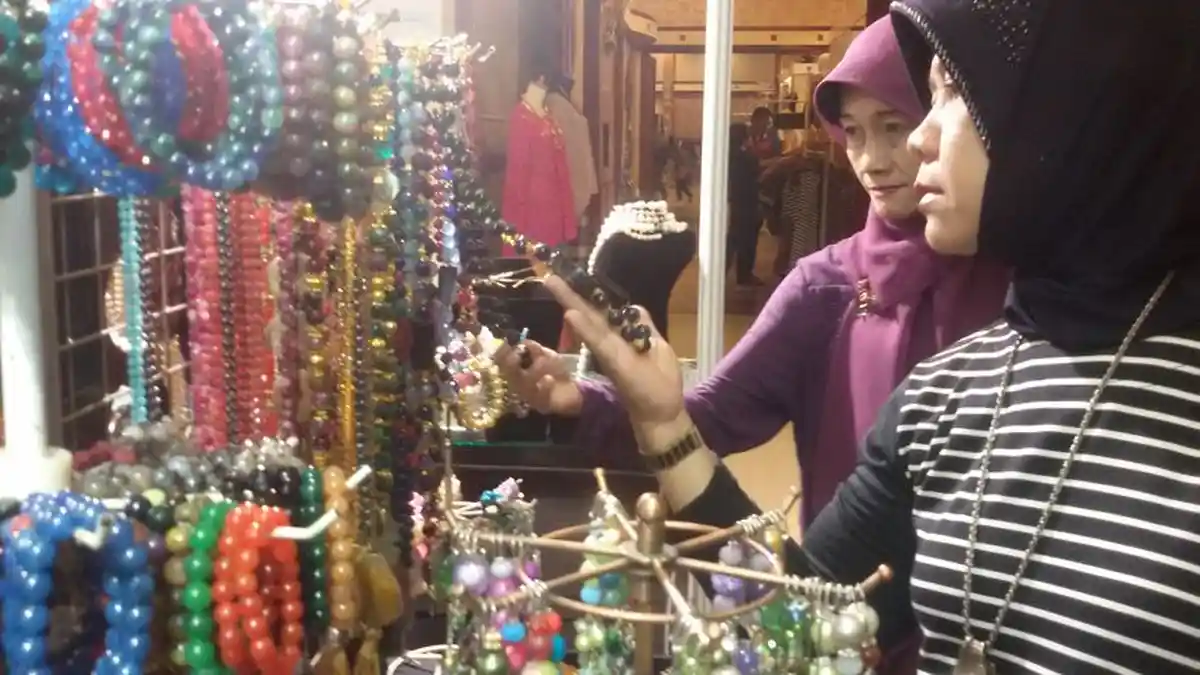 Kilauan Kecubung Rambut Jadi Perhatian Pengunjung Pameran Batik Nusantara