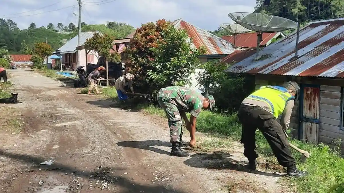 Polsek Tigapanah Gotong Royong Bersama Masyarakat Demi Bentuk Kesadaran Terkait Ini
