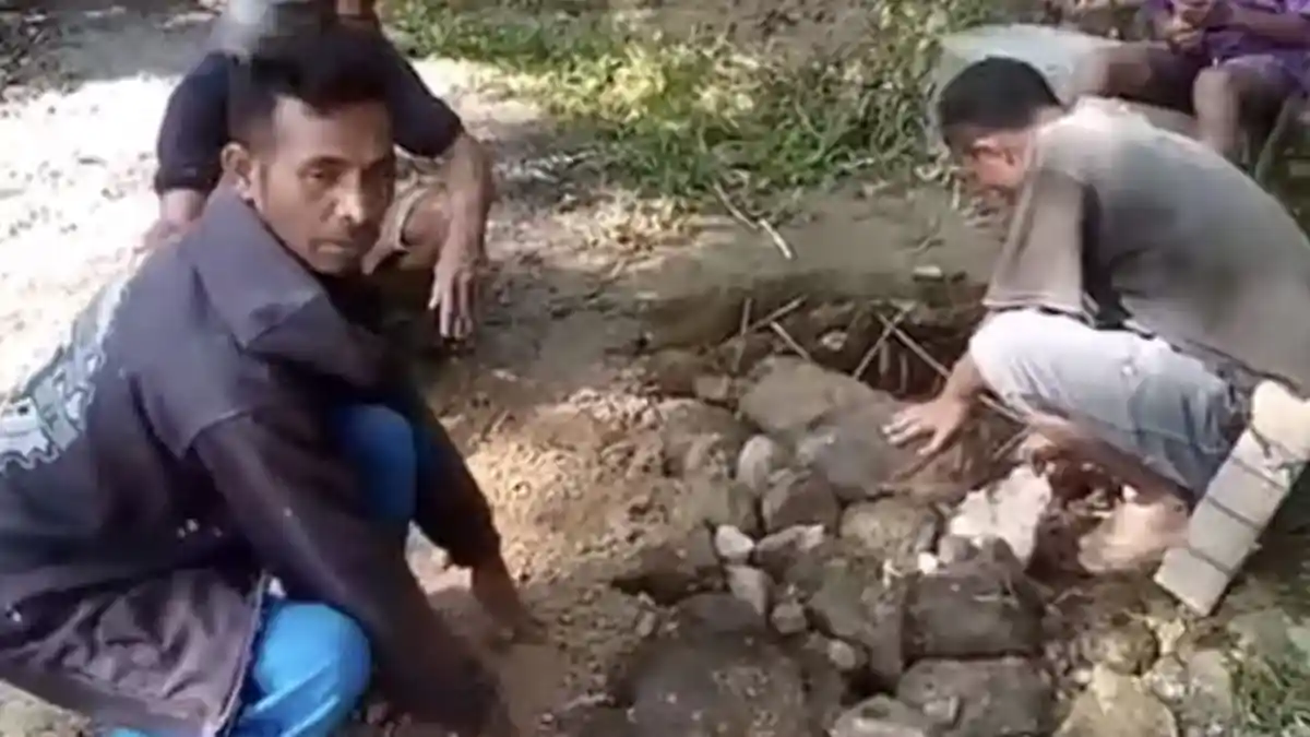 Warga Kampung Topak Gotong-Royong Perbaiki Jalan Rusak