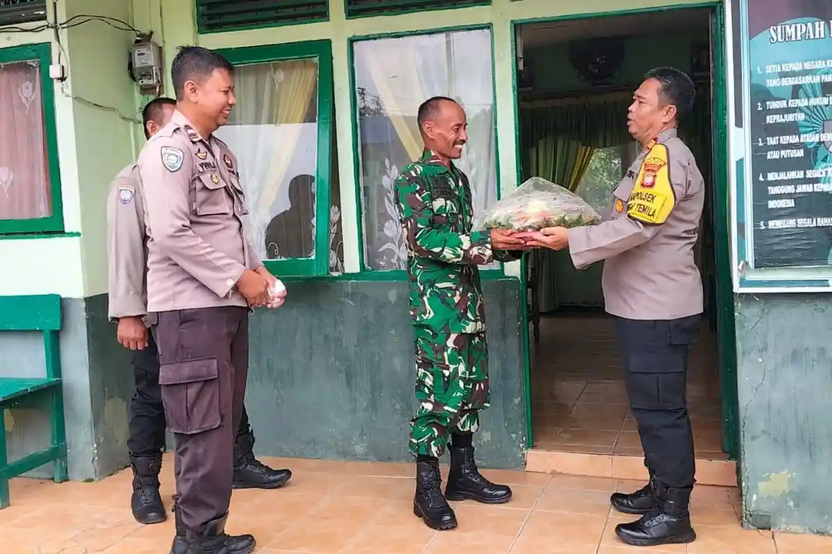 Sinergi TNI-Polri, Kapolsek Sengah Temila Sambangi Koramil di HUT ke- 80 TNI Tahun 2025