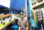 Brian-pemilik-Warung-Hood-di-Perlintasan-KA-Rawageni.jpg