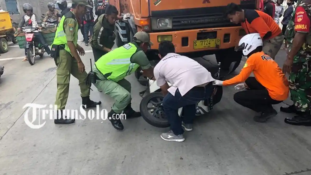 BREAKING NEWS : Pengendara Honda PCX Terlindas Truk di Mojosongo Solo, Diduga Tewas